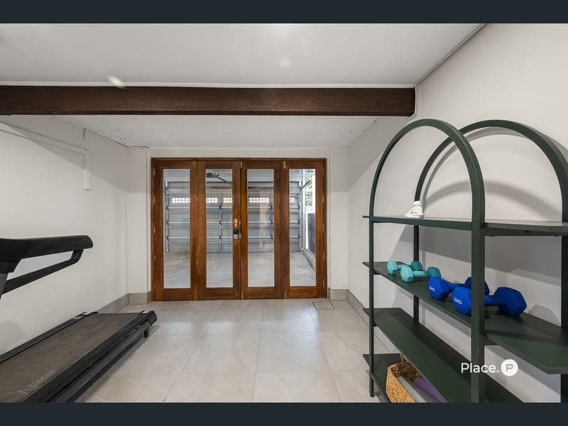38 Oatland Crescent, Holland Park West — photo 1 of 5