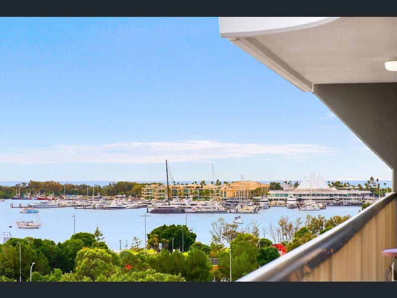 8b/10 Marine Parade, Southport — photo 1 of 5