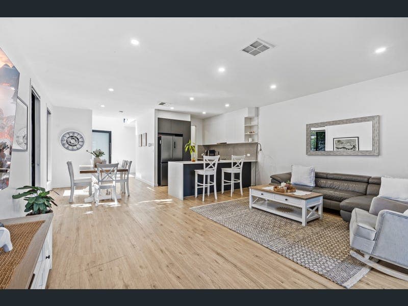 2/4 Matina Street, Biggera Waters — photo 1 of 5