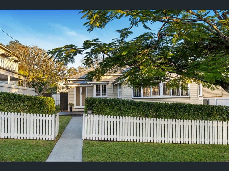 9 Gorban Street, Holland Park — photo 1 of 5