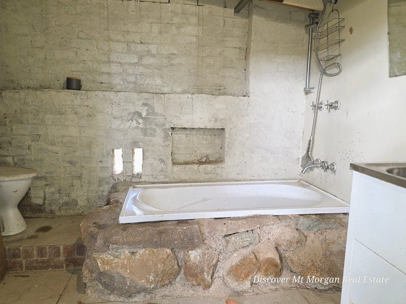 34 East St Extended, Mount Morgan — photo 1 of 5