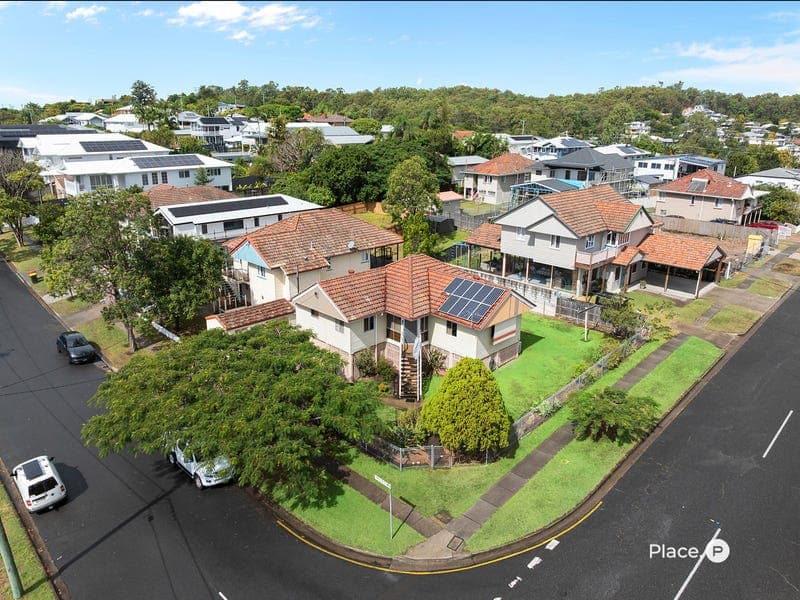 1 Dahlia Street, Cannon Hill — photo 1 of 5
