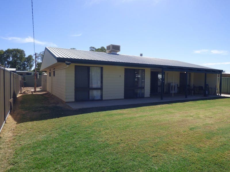 7 Wattle Drive, St George — photo 1 of 5