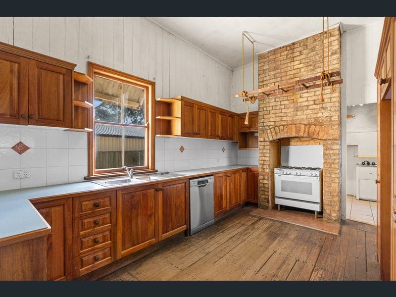 27 Anzac Avenue, Newtown — photo 1 of 5