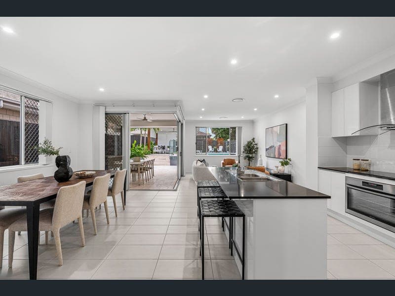 32 Kitchener Street, Wynnum — photo 1 of 5