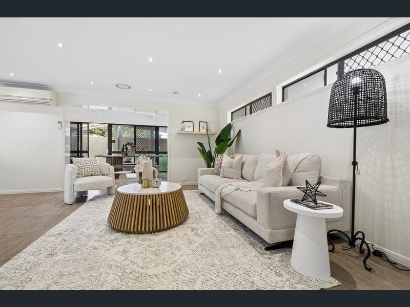 4 Wootton Crescent, Springwood — photo 1 of 5