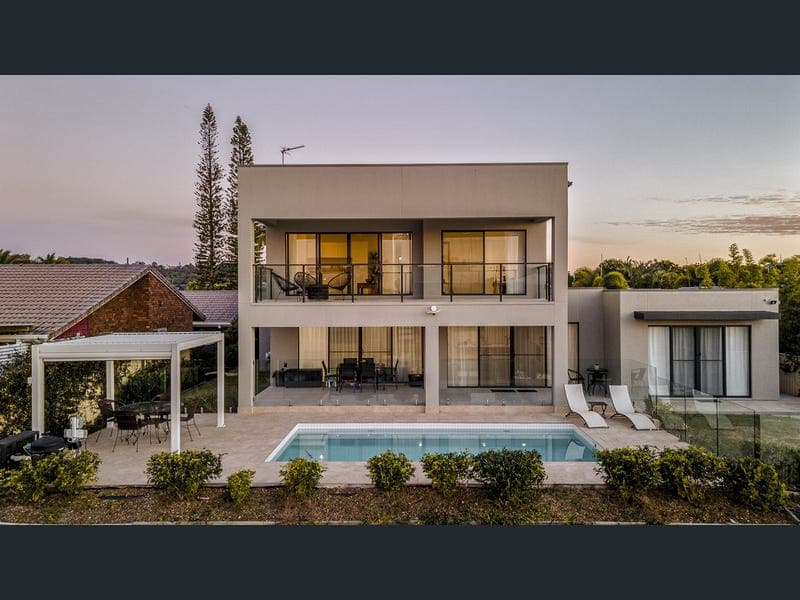 15 Wedgebill Parade, Burleigh Waters — photo 1 of 5