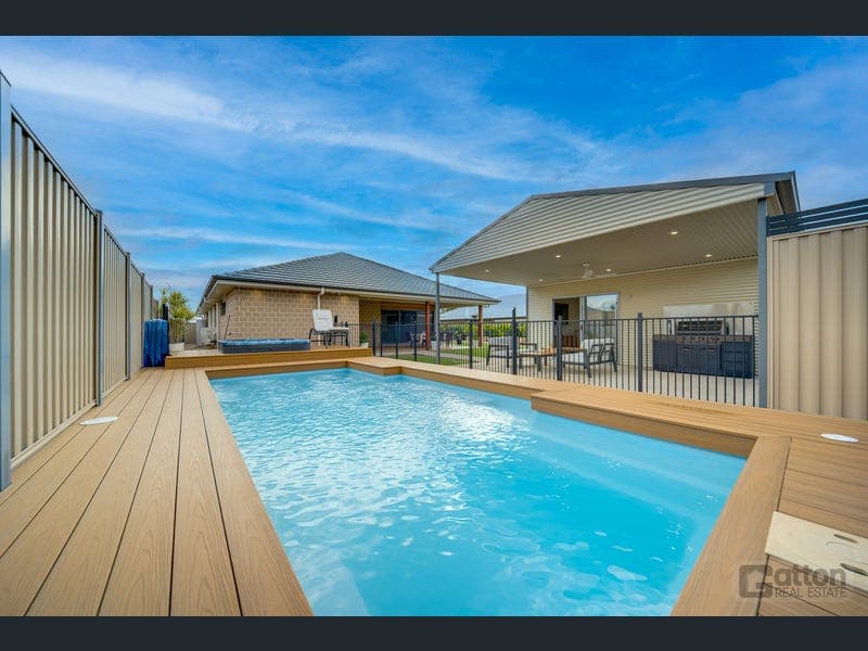 33 Allan Cunningham Drive, Gatton — photo 1 of 5