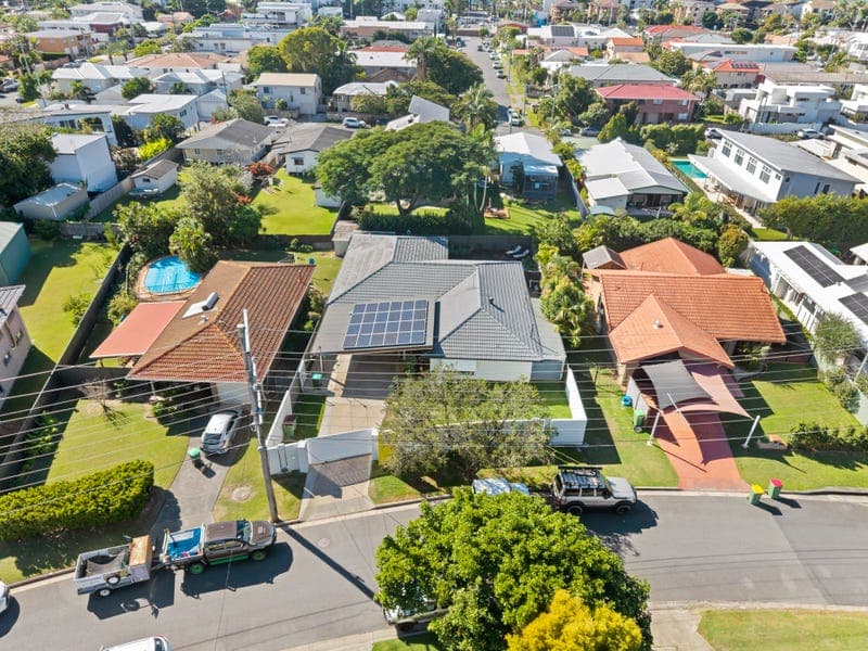 7 Aruma Avenue, Burleigh Waters — photo 1 of 5