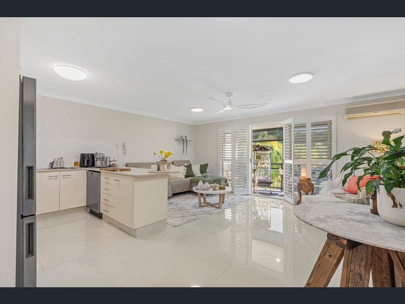 6/4-6 Oleander Avenue, Biggera Waters — photo 1 of 5