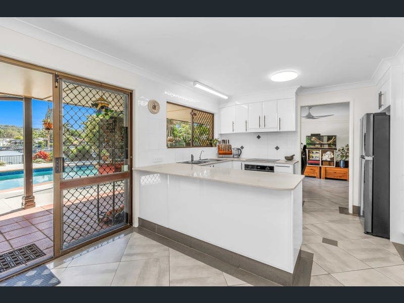 5 Headsail Court, Currumbin Waters — photo 1 of 5