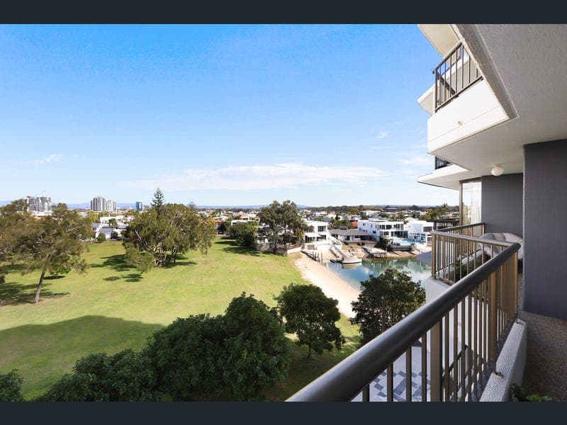28/5 Admiralty Drive, Paradise Waters — photo 1 of 5