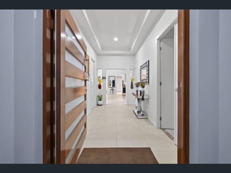 6 Manacor Place, Coombabah — photo 1 of 5