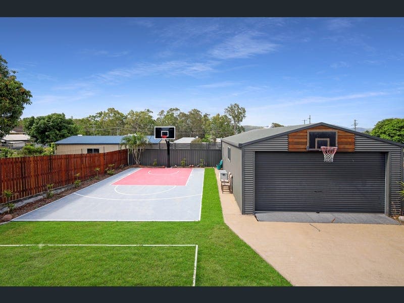8 Holmes Avenue, Sarina — photo 1 of 5