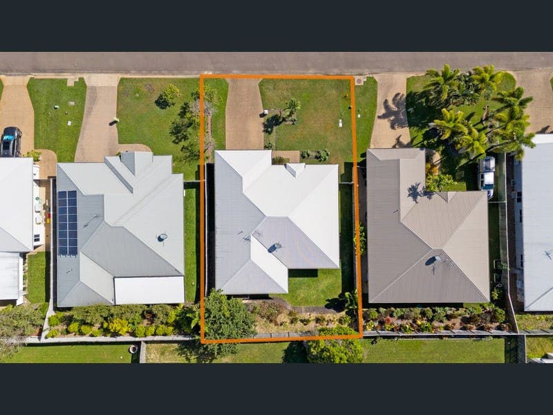 21 Hillock Crescent, Bushland Beach — photo 1 of 5