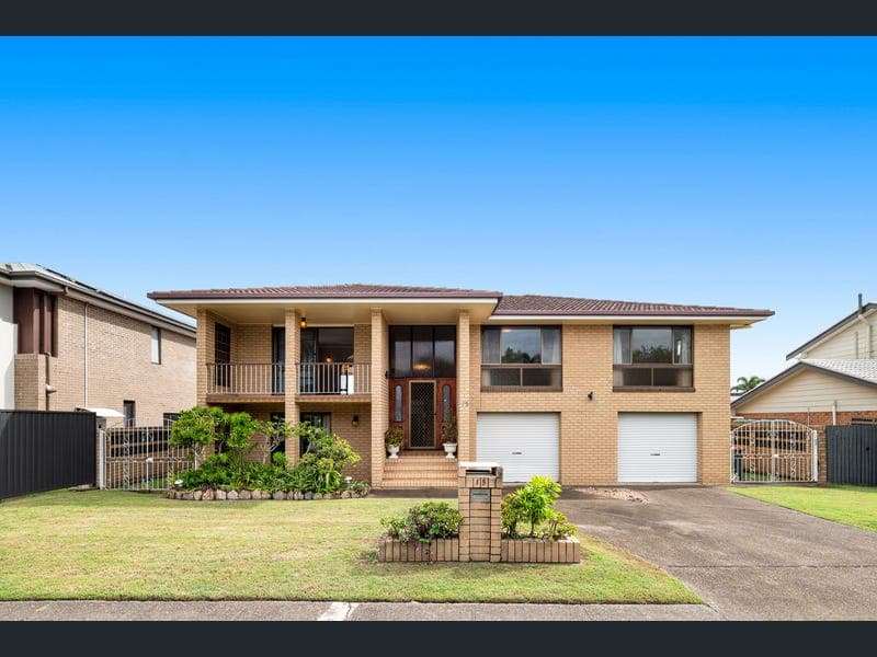 15 Bedivere Street, Carindale — photo 1 of 5