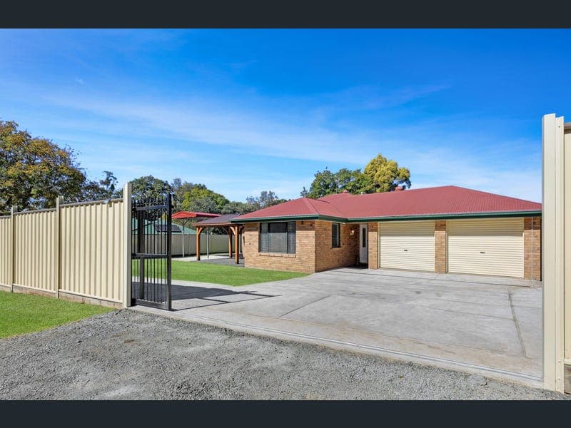 1 Shorelands Drive, Withcott — photo 1 of 5