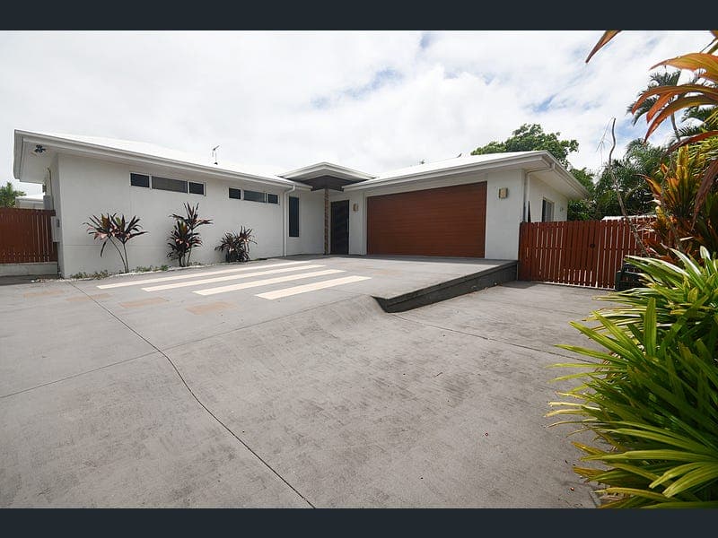 6 Coast Bay Close, Point Vernon — photo 1 of 5