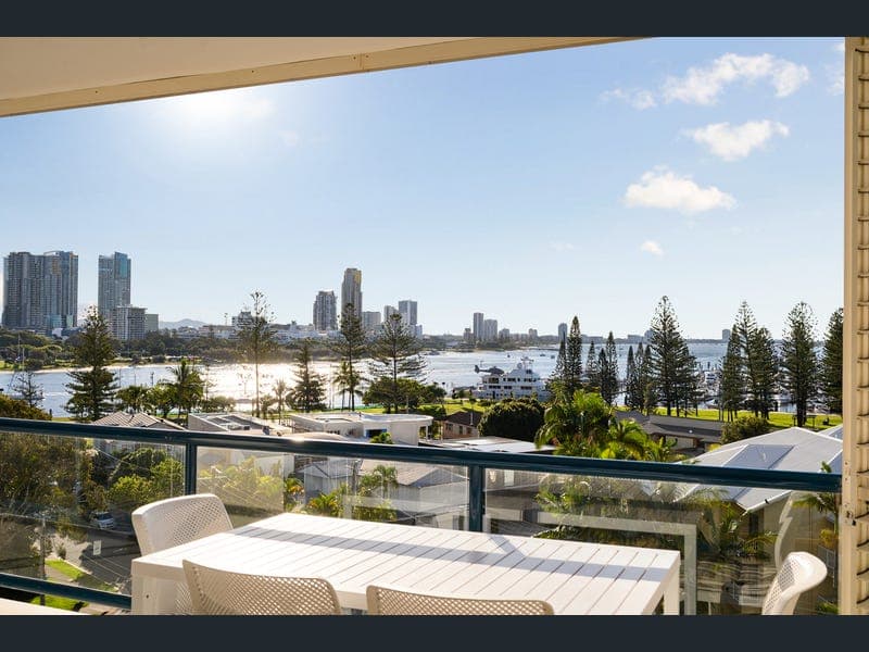 19/22 Montgomery Avenue, Main Beach — photo 1 of 5