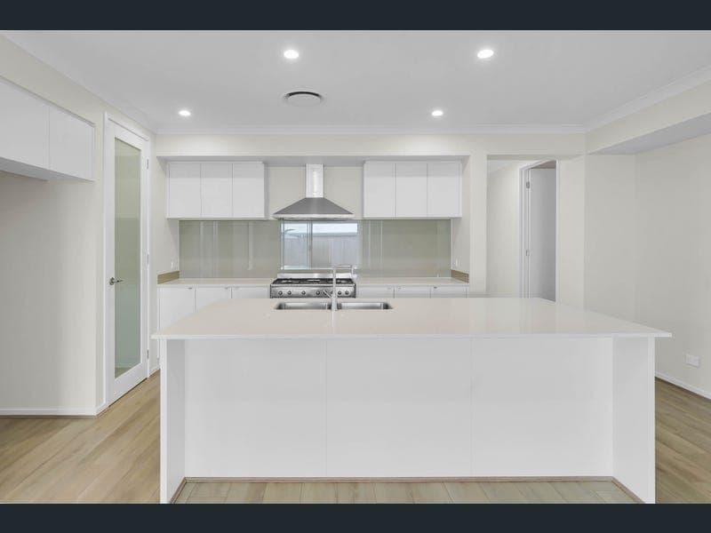 34 Heathcote Circuit, Redland Bay — photo 1 of 5