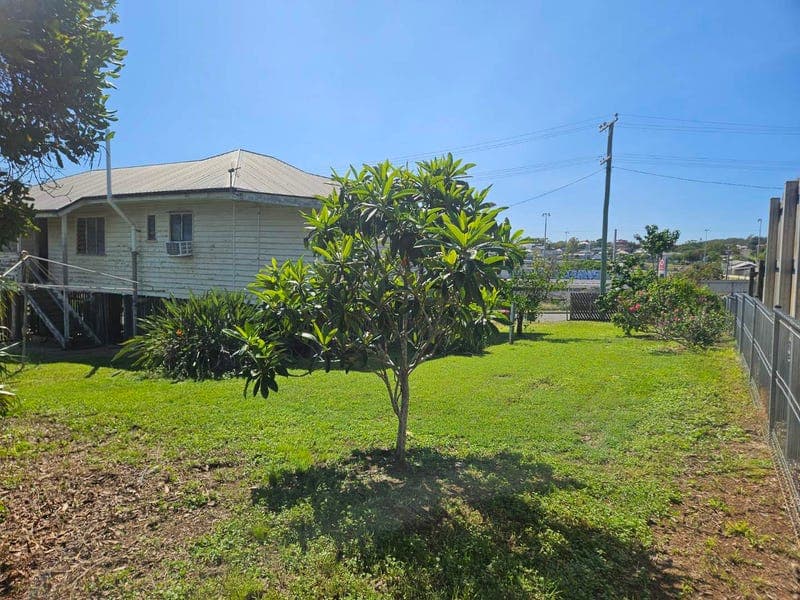 4 Railway Street, West Gladstone — photo 1 of 5