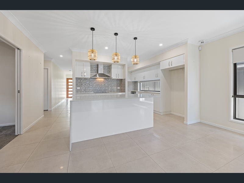8 Sunset Street, Morayfield — photo 1 of 5