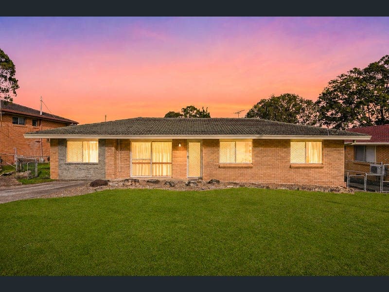 17 Rholanda Crescent, Springwood — photo 1 of 5