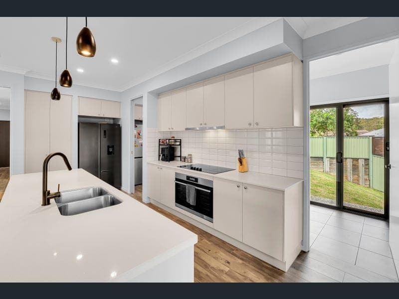 18 Mizen Place, Holland Park West — photo 1 of 5