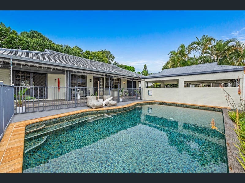 7 Dame Patti Avenue, Mermaid Waters — photo 1 of 5