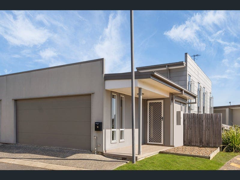 11 Albatross Court, Carbrook — photo 1 of 5