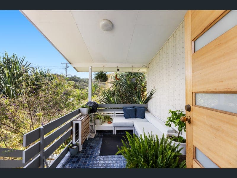 24 Ikkina Road, Burleigh Heads — photo 1 of 5