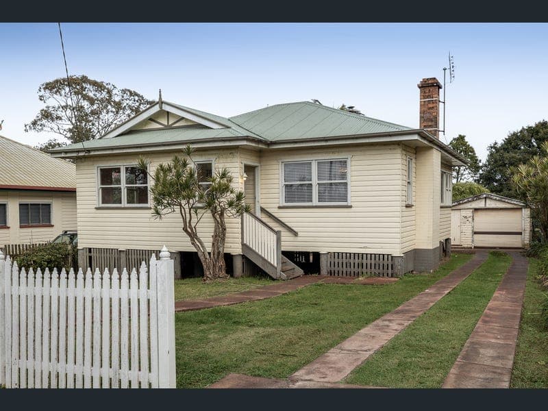 11 Glendower Street, Mount Lofty — photo 1 of 5