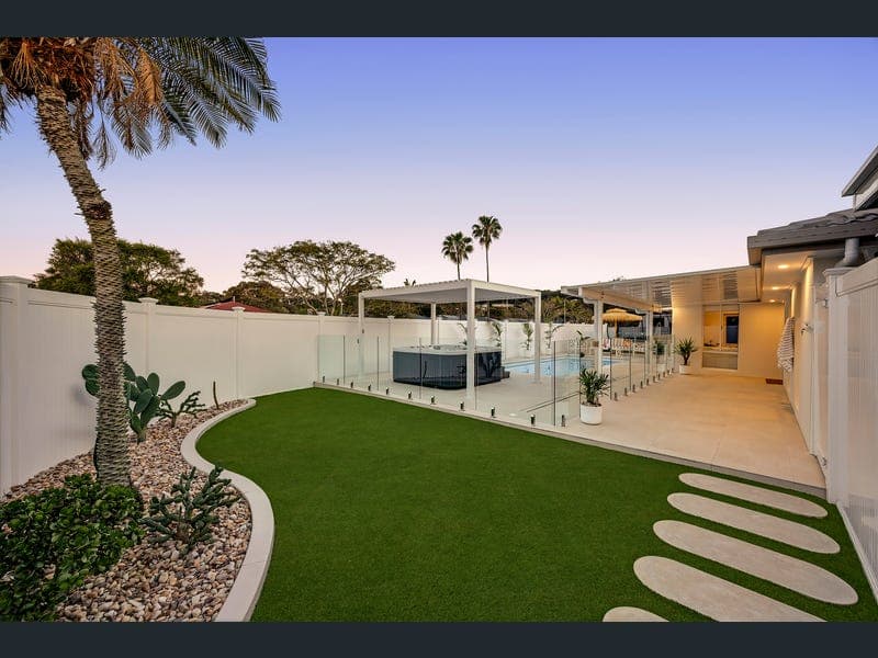5 Bienvenue Drive, Currumbin Waters — photo 1 of 5
