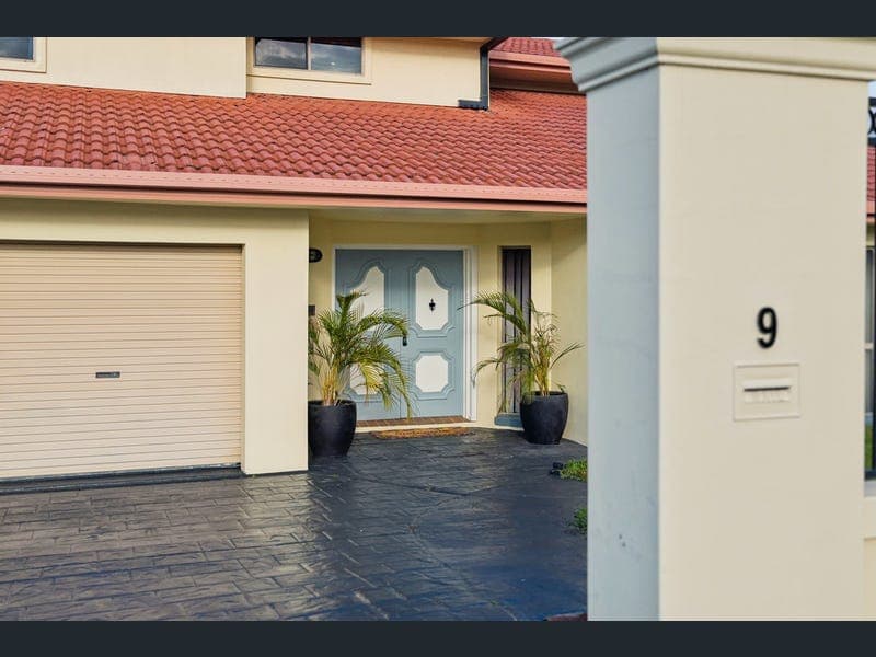 9 Devlin Street, Parkwood — photo 1 of 5