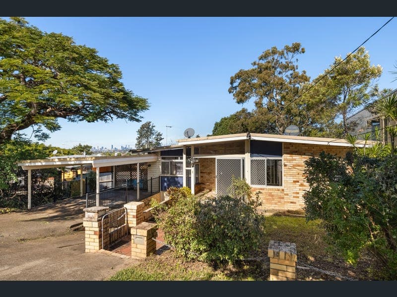 800 South Pine Road, Everton Park — photo 1 of 5