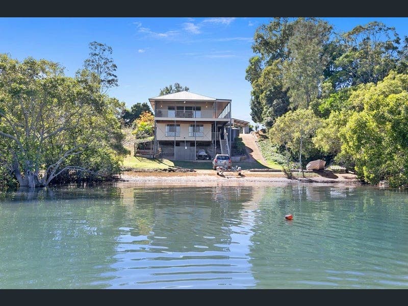54 Western Road, Macleay Island — photo 1 of 5