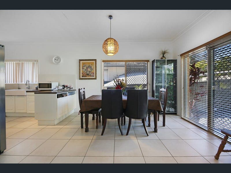 36 Nyora Street, Southport — photo 1 of 5