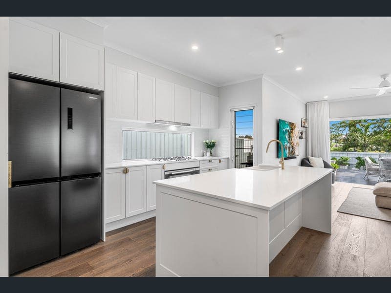 219 Stanley Road, Carina — photo 1 of 5