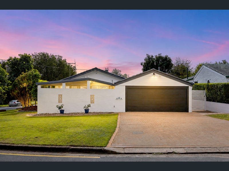4 Wootton Crescent, Springwood — photo 1 of 5