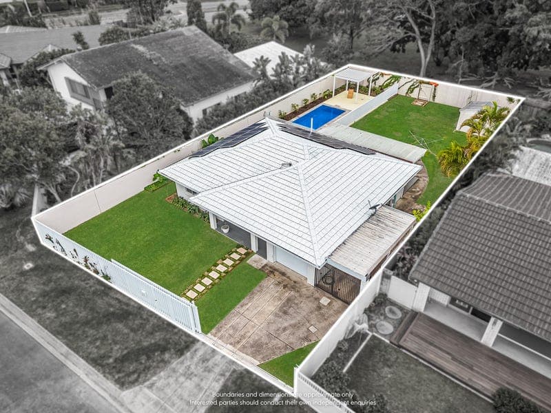 17 Oriana Drive, Mermaid Waters — photo 1 of 5