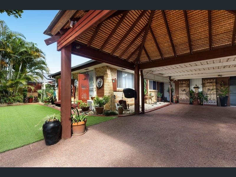 4 Apia Avenue, Clear Island Waters — photo 1 of 5
