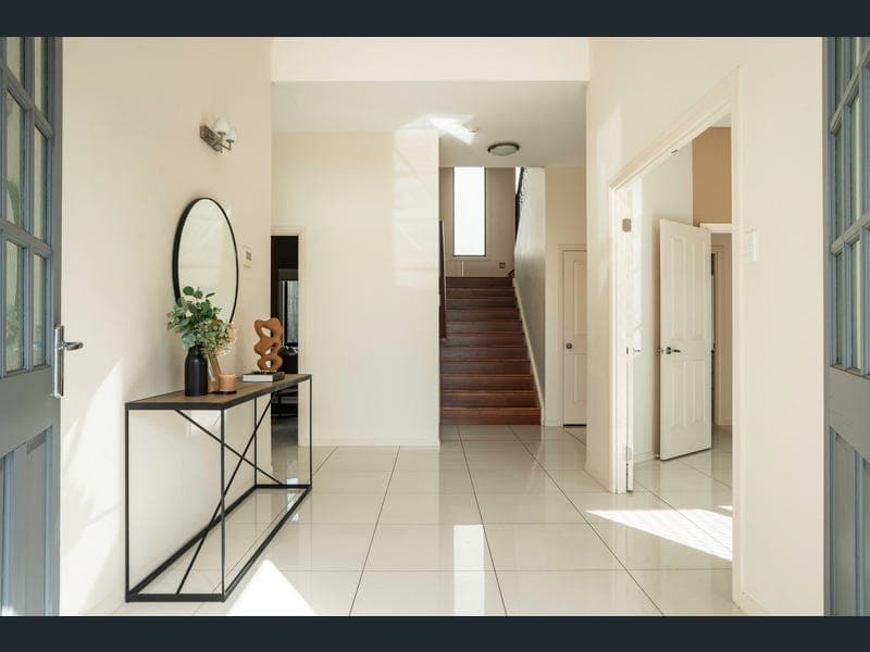 20 Casuarina Street, Seventeen Mile Rocks — photo 1 of 5