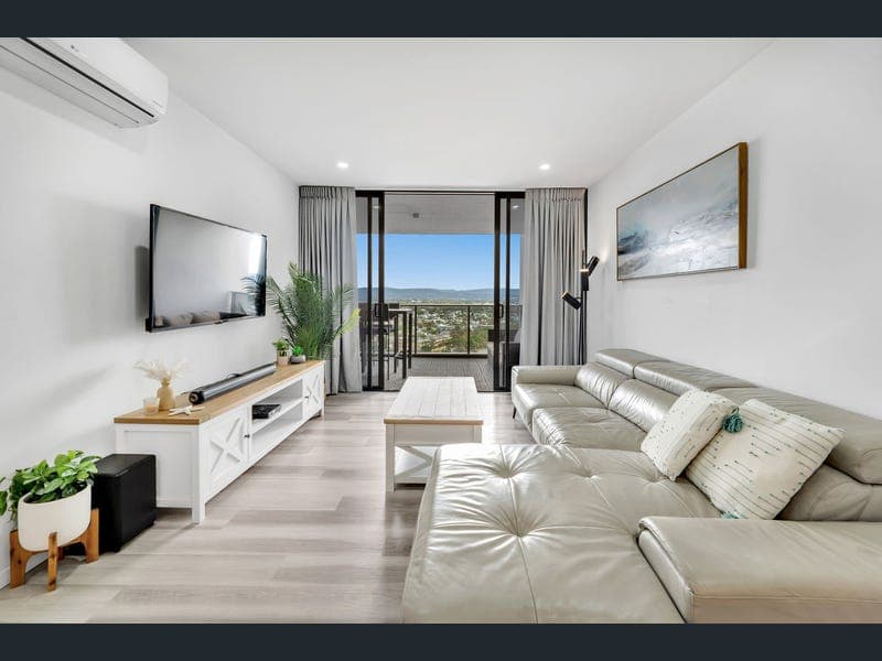 80/31 Queensland Avenue, Broadbeach — photo 1 of 5