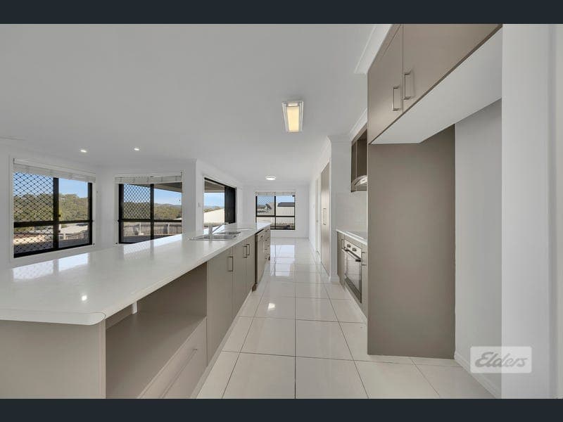 4 Wuruma Court, Clinton — photo 1 of 5