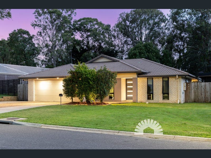 6 Lyndon Way, Bellmere — photo 1 of 5