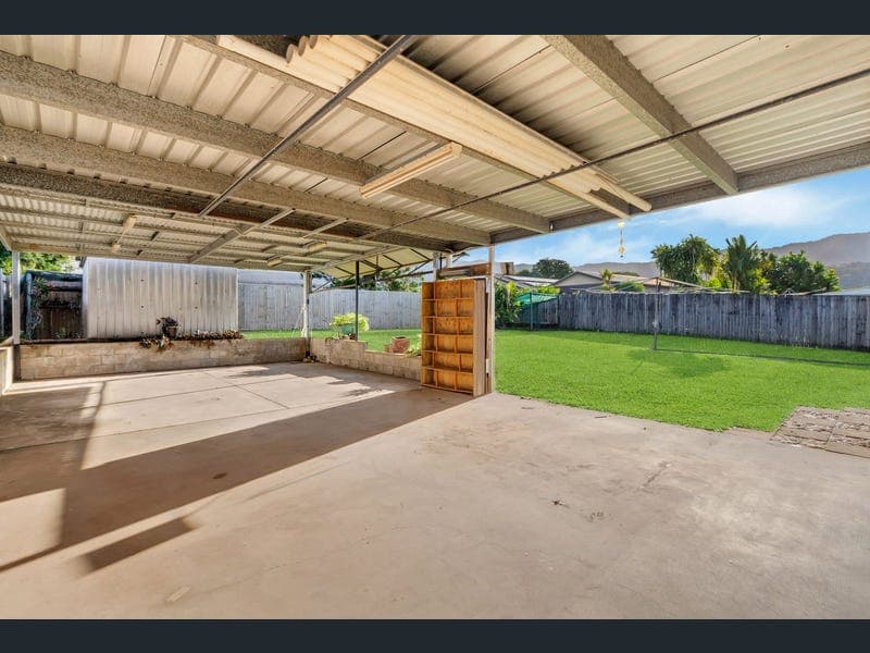 9 Somerset Close, Bentley Park — photo 1 of 5
