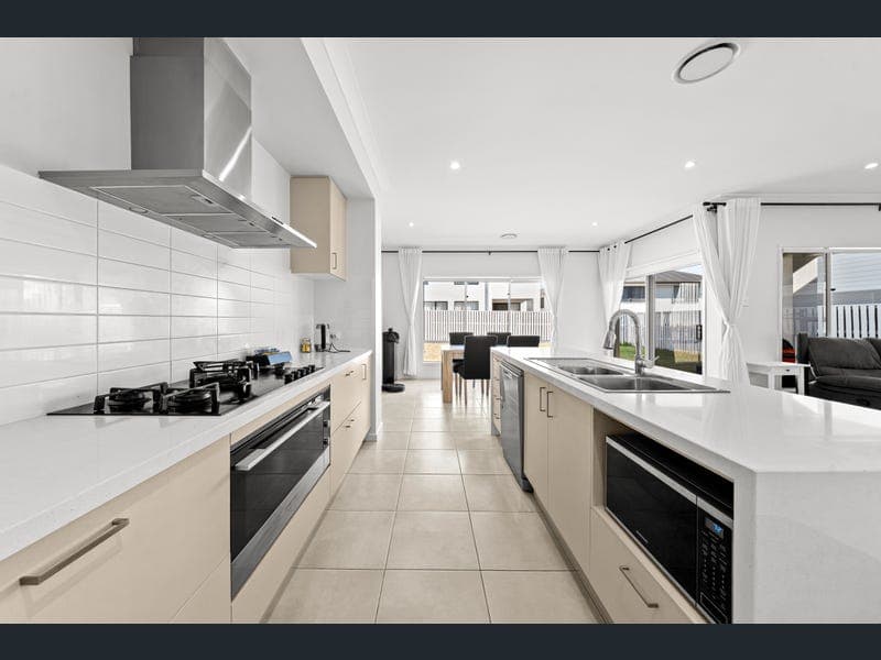 8 Lakeshore Crescent, Willawong — photo 1 of 5
