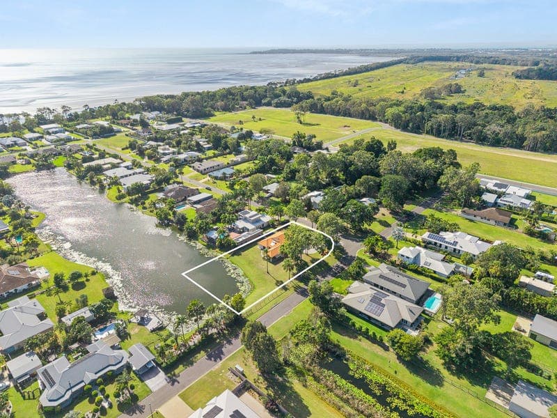 8 Eagle Beach Parade, Dundowran Beach — photo 1 of 5
