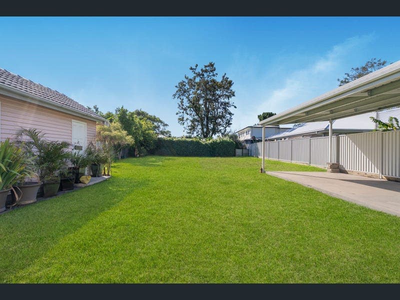 123 Hoskins Street, Sandgate — photo 1 of 5