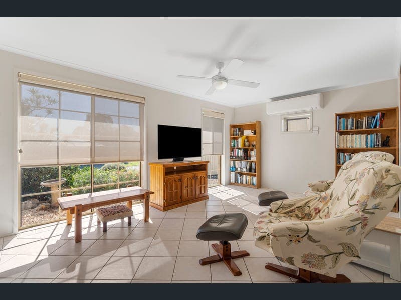 46 Federation Drive, Hillcrest — photo 1 of 5